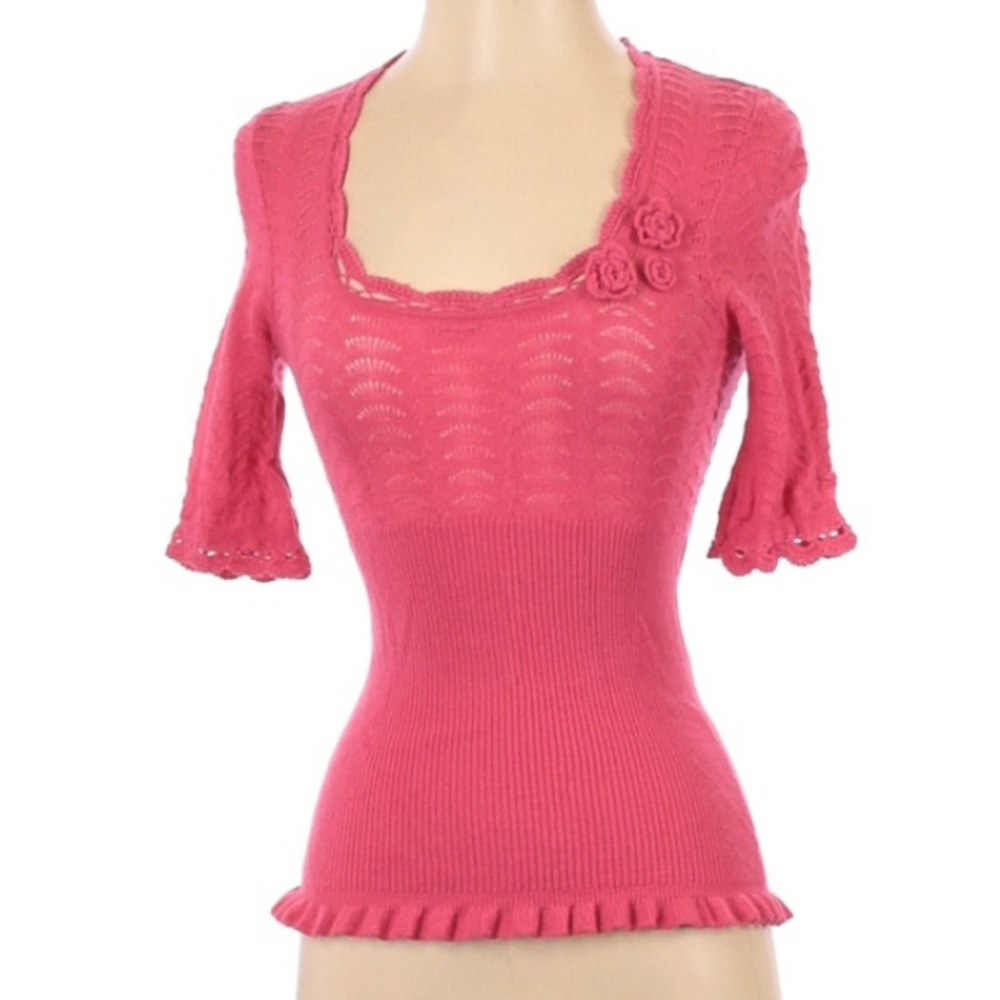Gorgeous pink sweater scoop neck ruffle flower 🌺